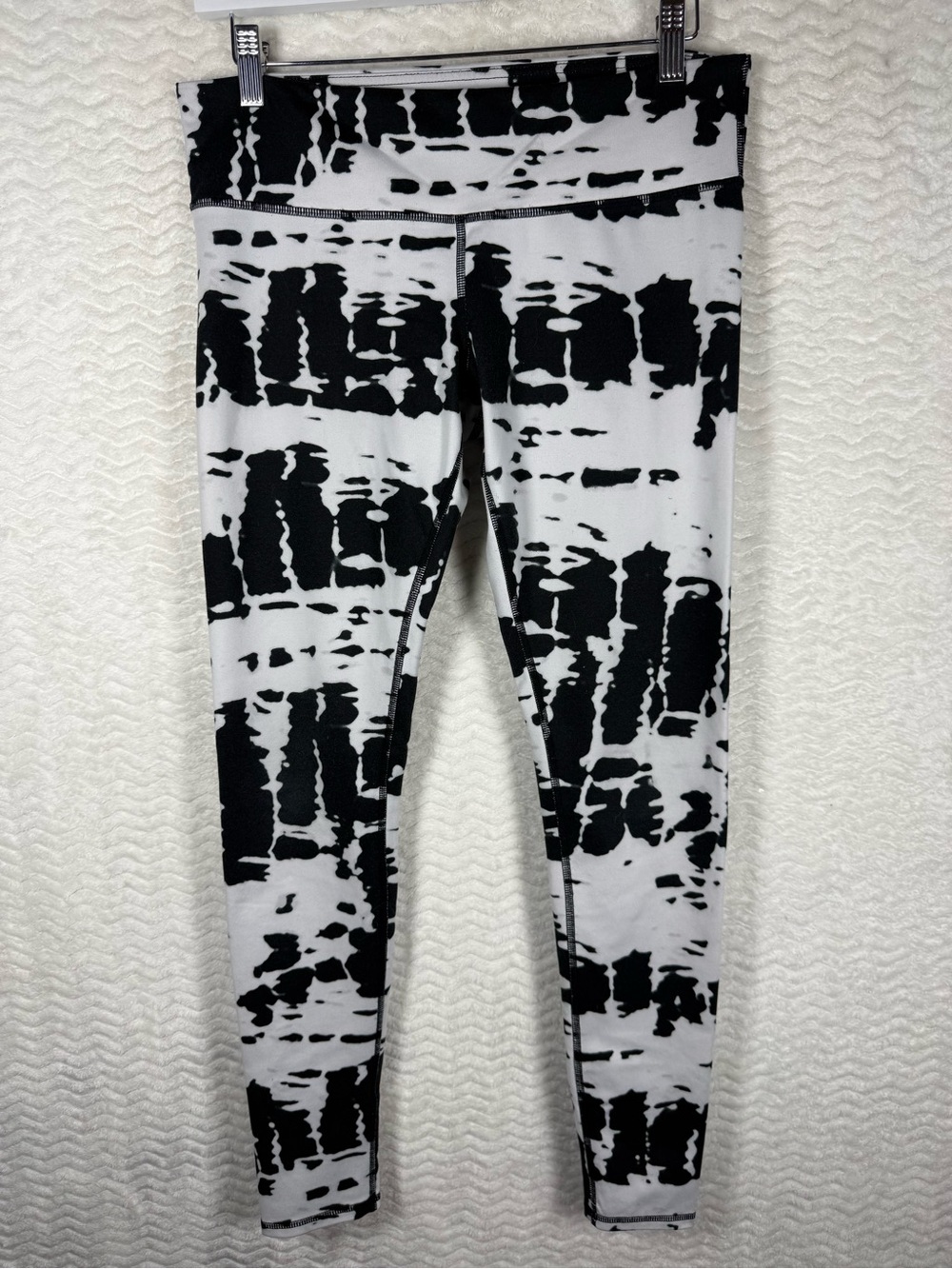 Alo Yoga Airbrush Leggings in a black and white tie-dye print.